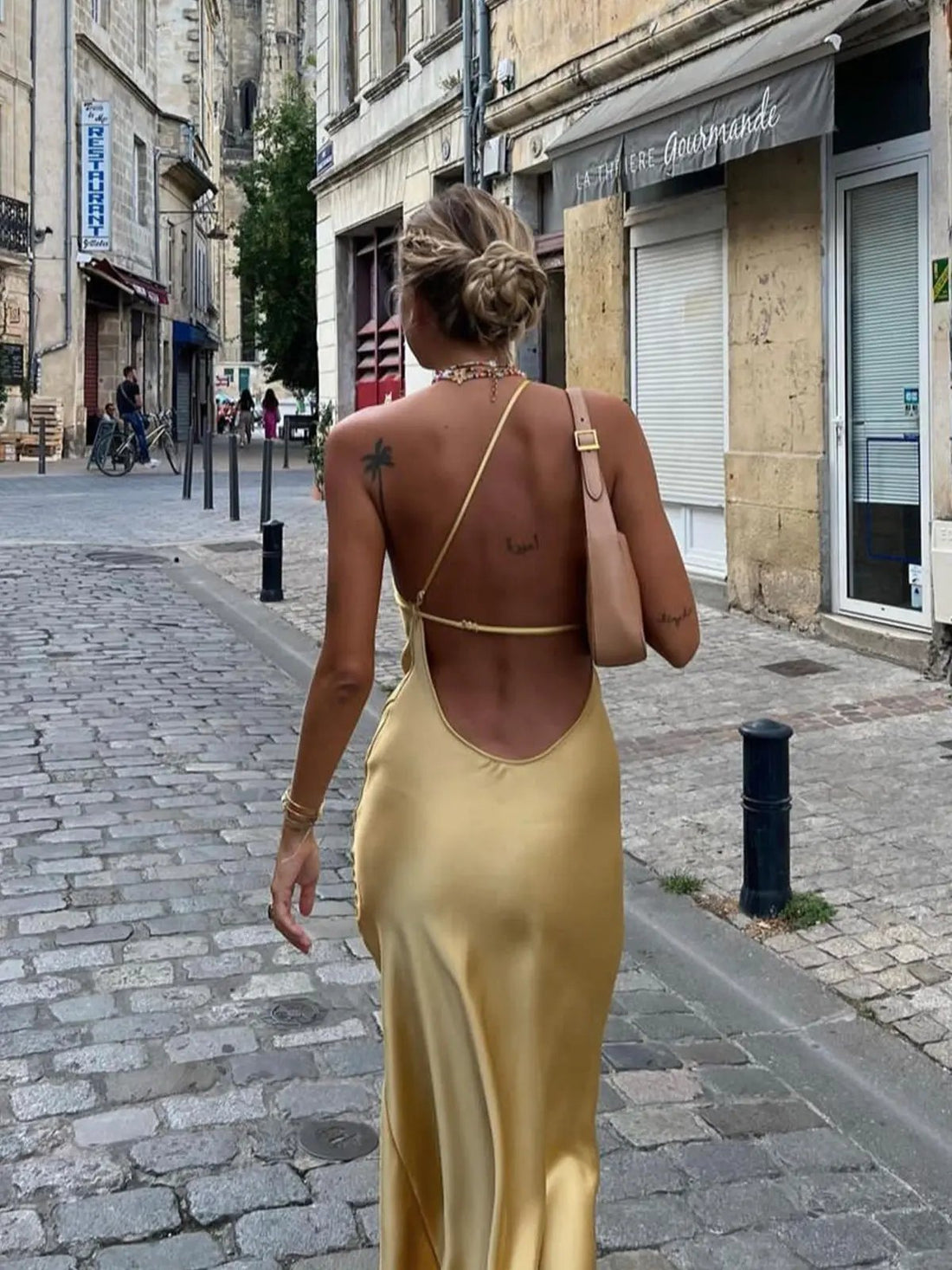 Damklänning i satin – One-shoulder – Slits – Elegant aftonklänning